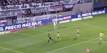 ¿El golazo del fin de semana? Así la «pinchó» Alexander Díaz para el 3-0 de Deportivo Riestra a Boca
