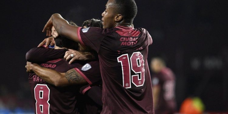 Copa Sudamericana: Lanús terminó con 10, pero le ganó 2-0 a Cienciano de local y se ilusiona con los octavos