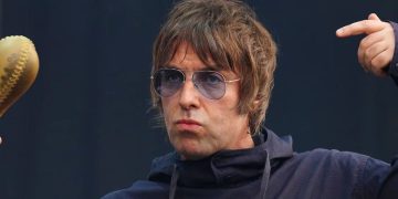 Después de sufrir en la cancha con Inglaterra, Liam Gallagher saludó a la Argentina por su victoria