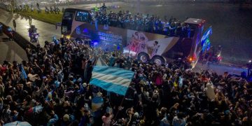 Una multitud recibió a la Selección Argentina en su regreso al país tras el Mundial 2026