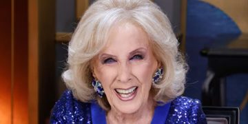Mirtha Legrand recibió una estampita de «Santa Mirtha» y habló de Messi: «Es mágico»
