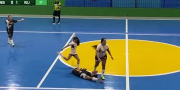 Brutal agresión en el futsal femenino de Brasil: le pegó una patada en la cabeza a una rival
