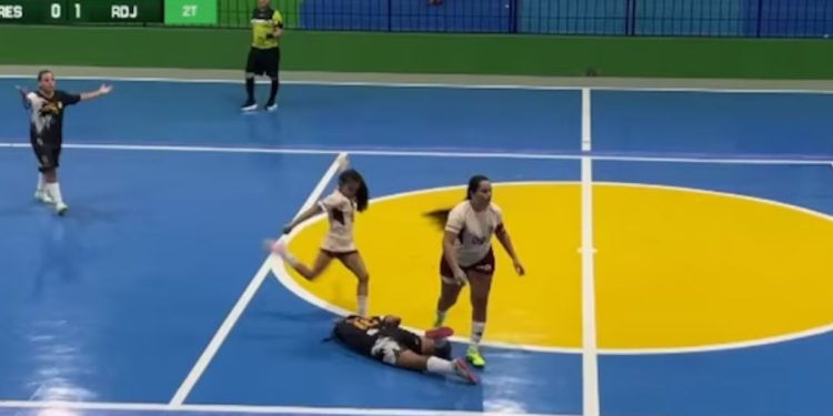 Brutal agresión en el futsal femenino de Brasil: le pegó una patada en la cabeza a una rival