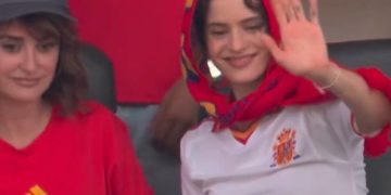 Rosalía y Penélope Cruz, presentes y sonrientes en el triunfo de España ante Austria