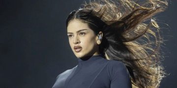 Sin fans cerca, Rosalía llegó al país tras la polémica por el posteo contra la Argentina