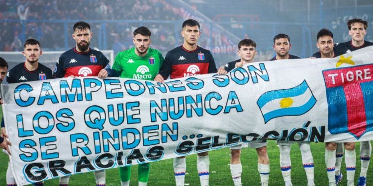 «Nunca se rinden»: Tigre desplegó la bandera de reconocimiento a la Selección Argentina en Uruguay