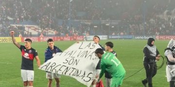 En Montevideo, Tigre desplegó una bandera por Malvinas, réplica del histórico festejo en el Mundial 2026