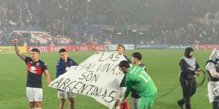 En Montevideo, Tigre desplegó una bandera por Malvinas, réplica del histórico festejo en el Mundial 2026