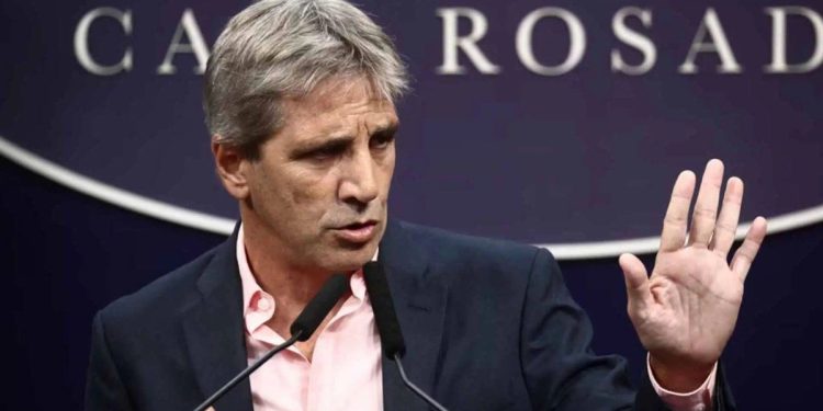Caputo anticipó que no habrá ayuda para familias endeudadas: «Tienen que hacerse cargo»