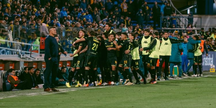 ¿Al Puskás? El golazo de mitad de cancha de Alan Sosa para Aldosivi en el Gigante de Arroyito