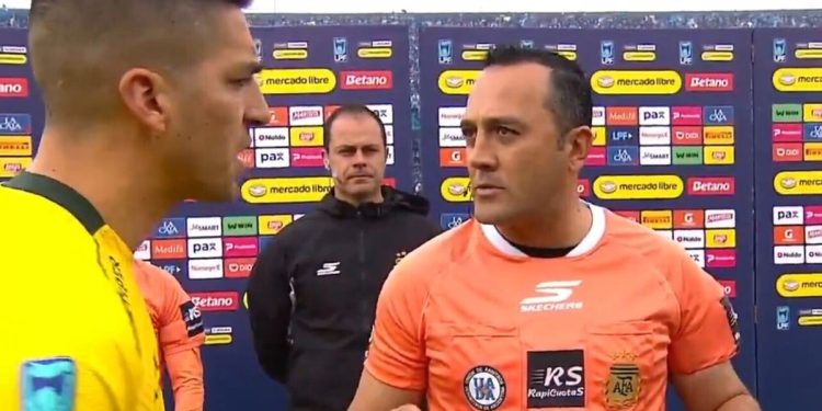 «¿Quieren ver quién farmea aura?»: el insólito cruce viral de Fernando Espinoza antes del partido