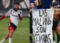Thiago Almada reveló quiénes fueron los autores de la histórica bandera de Malvinas ante Inglaterra