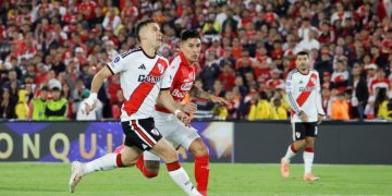 Qué dijo Santos Borré tras el tenso cruce con Coudet en River-Independiente Santa Fe