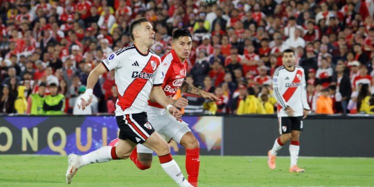 Qué dijo Santos Borré tras el tenso cruce con Coudet en River-Independiente Santa Fe