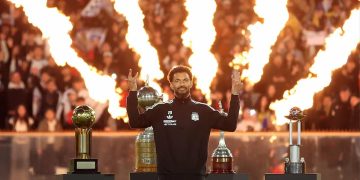 Explotó Chile: Vozinha fue presentado en Colo Colo con un recibimiento histórico