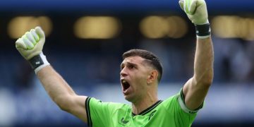 Sorpresa en Aston Villa: la decisión que tomaron y sacude el futuro de Dibu Martínez