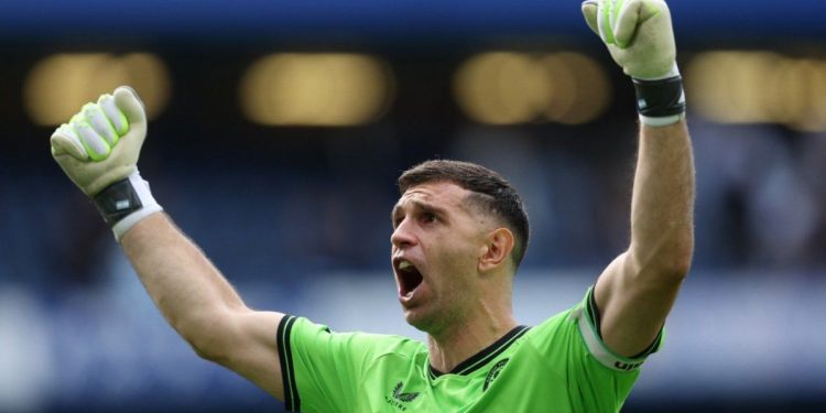 Sorpresa en Aston Villa: la decisión que tomaron y sacude el futuro de Dibu Martínez
