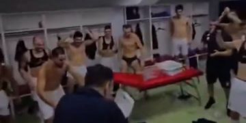 Festejo insólito en la Conference League: el presidente entró al vestuario con una bolsa llena de plata
