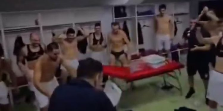 Festejo insólito en la Conference League: el presidente entró al vestuario con una bolsa llena de plata