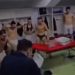 Festejo insólito en la Conference League: el presidente entró al vestuario con una bolsa llena de plata