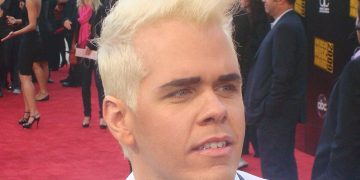 El bloguero Perez Hilton fue internado de urgencia en Miami tras autolesionarse en un vivo de TikTok