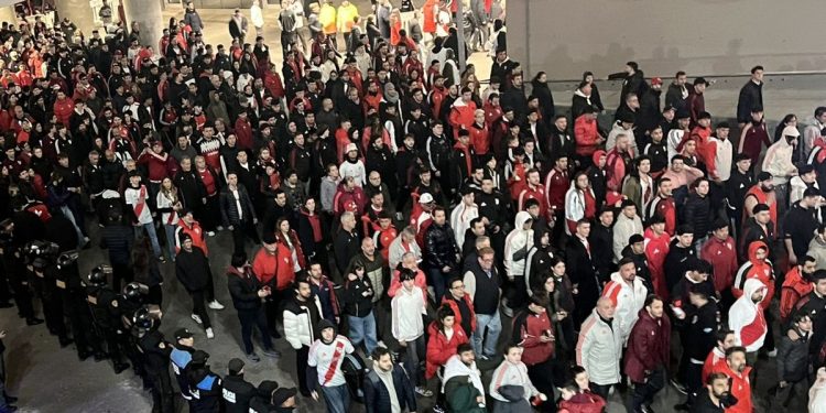 La bronca de los hinchas de River en el hall del Monumental y clamor por el regreso de Ramón Díaz