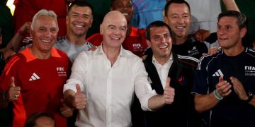 Terremoto en la FIFA: leyendas del fútbol mundial destrozaron a Gianni Infantino