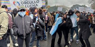 Lali Espósito y Dillom, presentes en la marcha al Congreso contra la Ley de Propiedad Privada