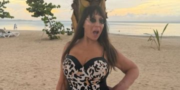 Moria Casán causó furor desde las playas del Caribe con una impactante microbikini animal print