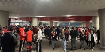 «borombombóm…»: los hinchas de River protestaron en el hall y pidieron por la vuelta de un histórico DT