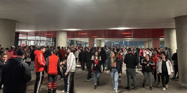 «borombombóm…»: los hinchas de River protestaron en el hall y pidieron por la vuelta de un histórico DT