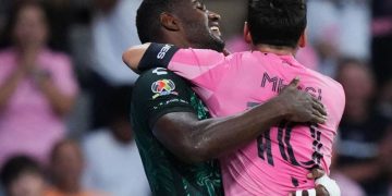 A puro abrazo: el emotivo gesto de los jugadores de León con Lionel Messi tras eliminar al Inter Miami