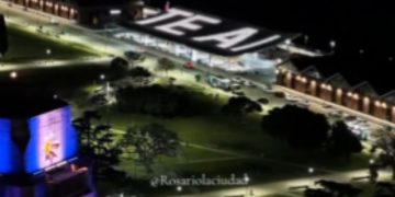El emotivo homenaje de Rosario a Messi tras la muerte de su papá: «Fuerza Leo, estamos con vos»