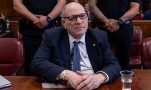 El cineasta Harvey Weinstein fue condenado a 15 años de prisión por abuso sexual