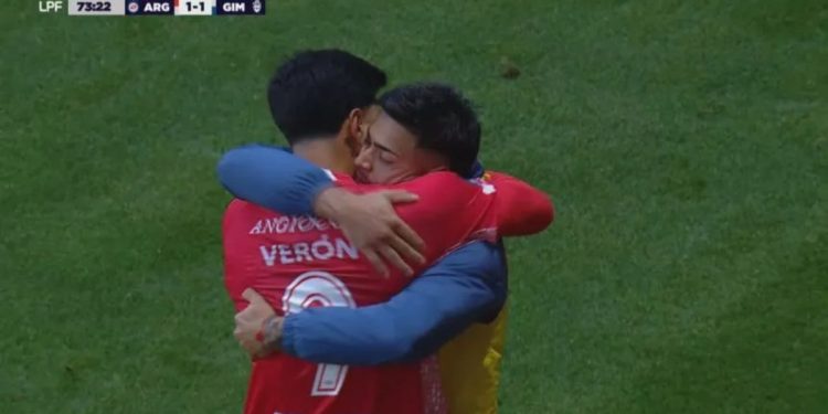Con diez, Argentinos rescató un empate ante Gimnasia y se mantiene en lo más alto de la Zona B