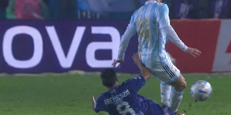 Polémica en River-Atlético Tucumán: Beligoy publicó los audios del VAR tras la patada de Arambarri