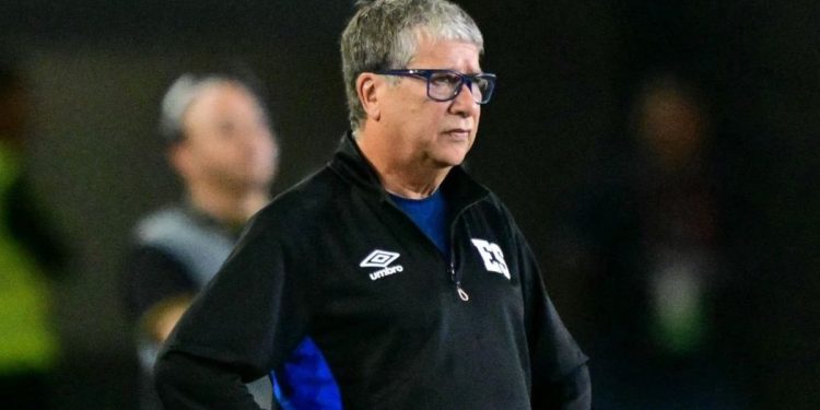 «Nos tendrían que echar a todos»: el sincericidio del DT de una Selección que fue goleada 6-0