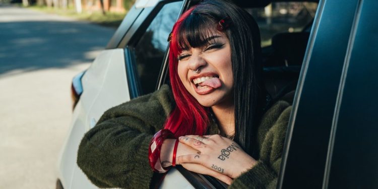 Candu Domínguez convierte el desamor en una fiesta con «Toda La Vida»