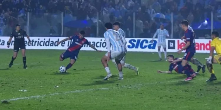 El curioso gesto de Andrés Gariano en el gol de Thiago Almada para River ante Atlético Tucumán
