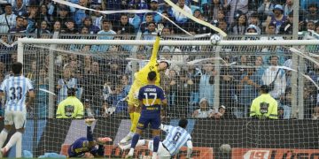 Golazo olímpico de Gastón Lódico para el 1-0 de Racing ante Boca en la Copa Argentina