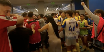 Escándalo en la Supercopa Internacional: piñas en el campo de juego y en el túnel, y la irrupción de Verón