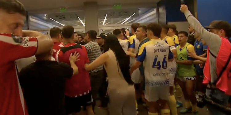 Escándalo en la Supercopa Internacional: piñas en el campo de juego y en el túnel, y la irrupción de Verón