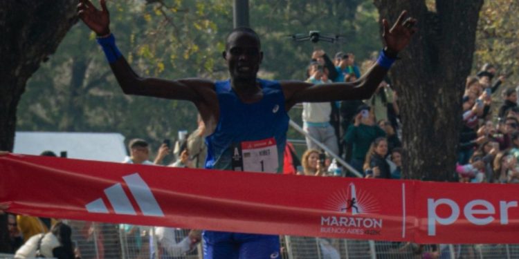 Un keniata ganó la Maratón de Buenos Aires 2026: tiempo récord y furor en las calles porteñas