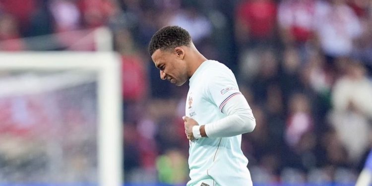 Gol y susto para Mbappé: marcó para Francia, pero tuvo que abandonar la cancha