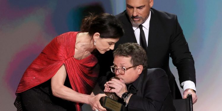 Michael J. Fox recibió un premio humanitario en los Premios Emmy 2026