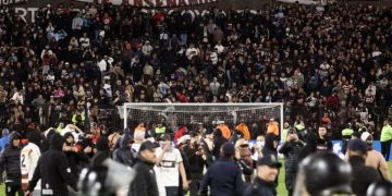 Eliminación y escándalo: hinchas de Platense invadieron la cancha y robaron una bandera de Fluminense