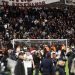 Eliminación y escándalo: hinchas de Platense invadieron la cancha y robaron una bandera de Fluminense