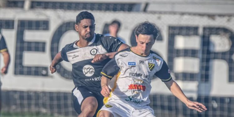 Escándalo en el ascenso: detuvieron a un futbolista en Mendoza por gestos racistas