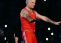 Robbie Williams sorprendió a sus fans en Buenos Aires y les cantó frente al hotel: el video