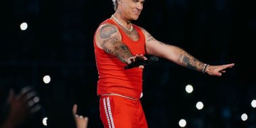 Robbie Williams sorprendió a sus fans en Buenos Aires y les cantó frente al hotel: el video